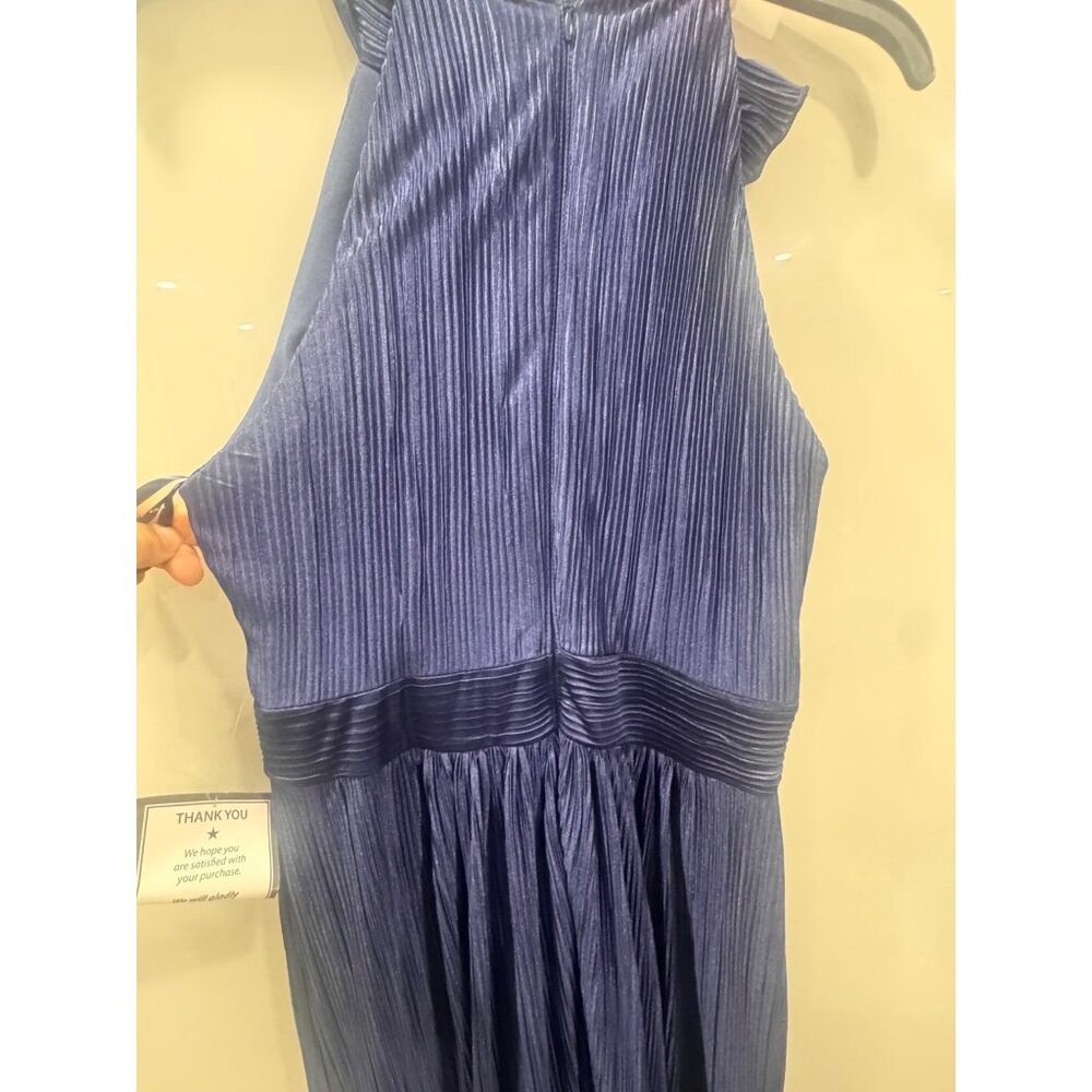 Betsy & Adam Navy Blue Pleated Halter Gown With Floral Neck Detail Size 6 - Picture 8 of 8